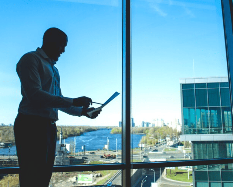 Снятие и уборка скотча пленок клея в Минске